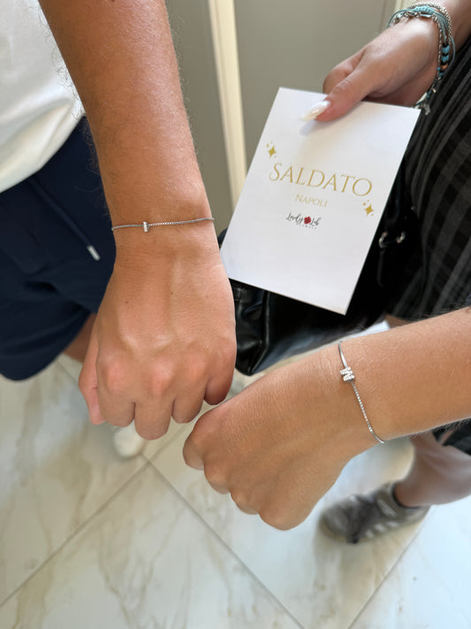 Bracciale saldato classico con letterina zirconata